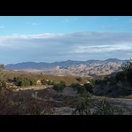 Die aufgehende Sonne wirft Schatten in die Täler des unserer Unterkunft gegenüberliegenden Berghangs